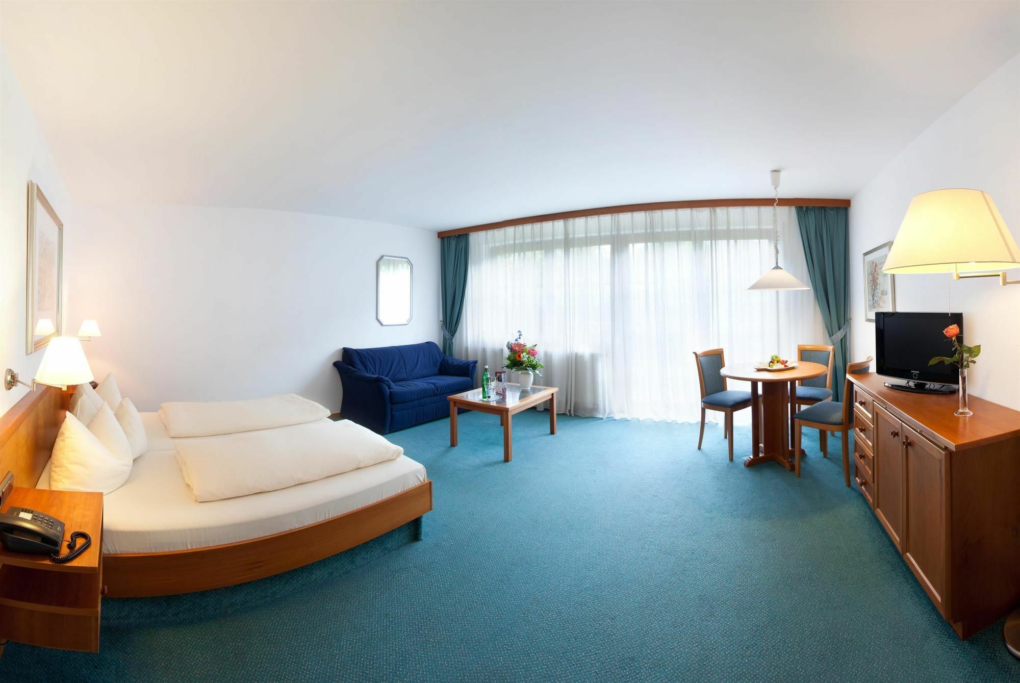 Hyperion Hotel Garmisch - Partenkirchen Exterior photo A typical hotel room