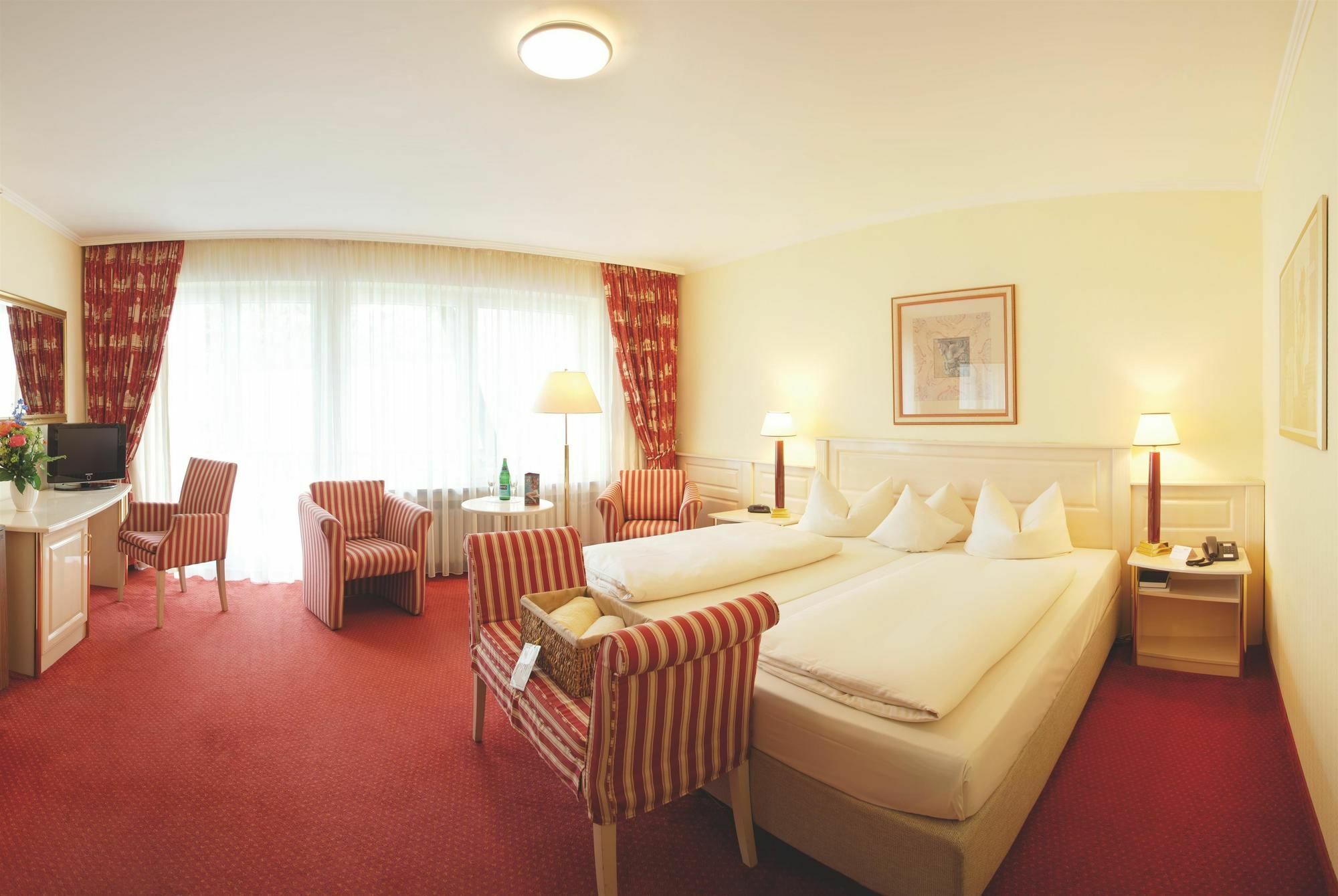 Hyperion Hotel Garmisch - Partenkirchen Exterior photo A typical hotel room