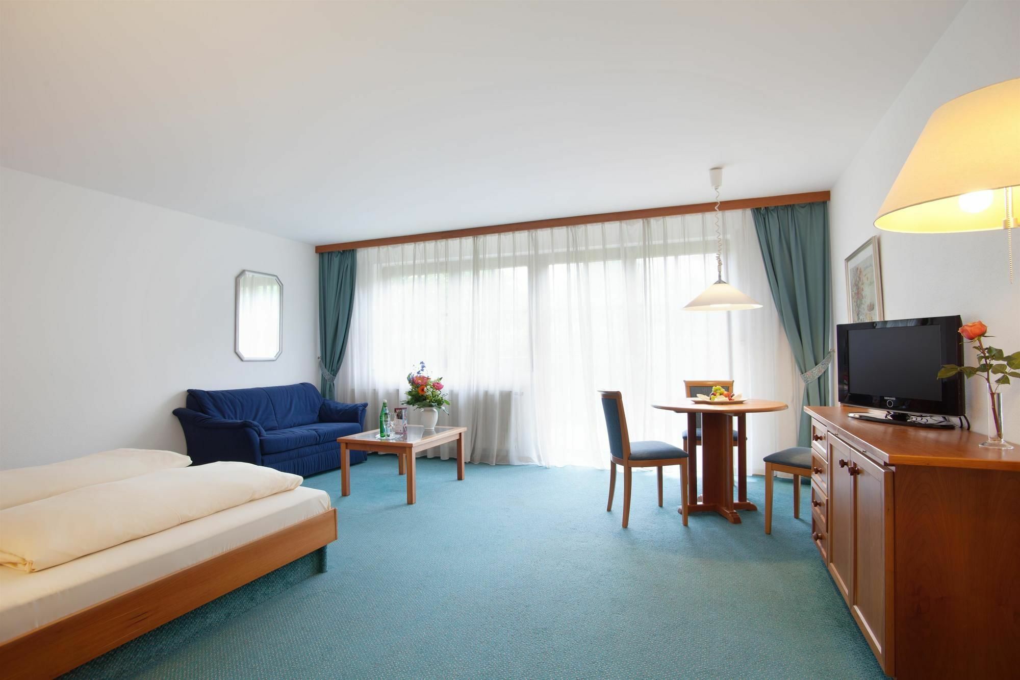 Hyperion Hotel Garmisch - Partenkirchen Exterior photo A typical room at the Waldhotel