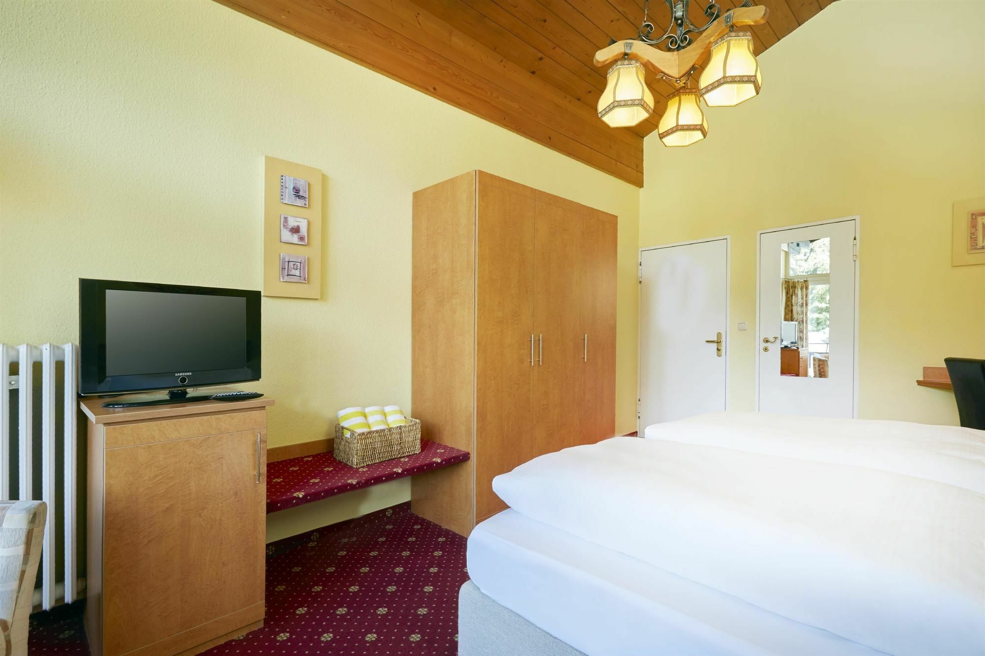 Hyperion Hotel Garmisch - Partenkirchen Exterior photo A typical room at the hotel