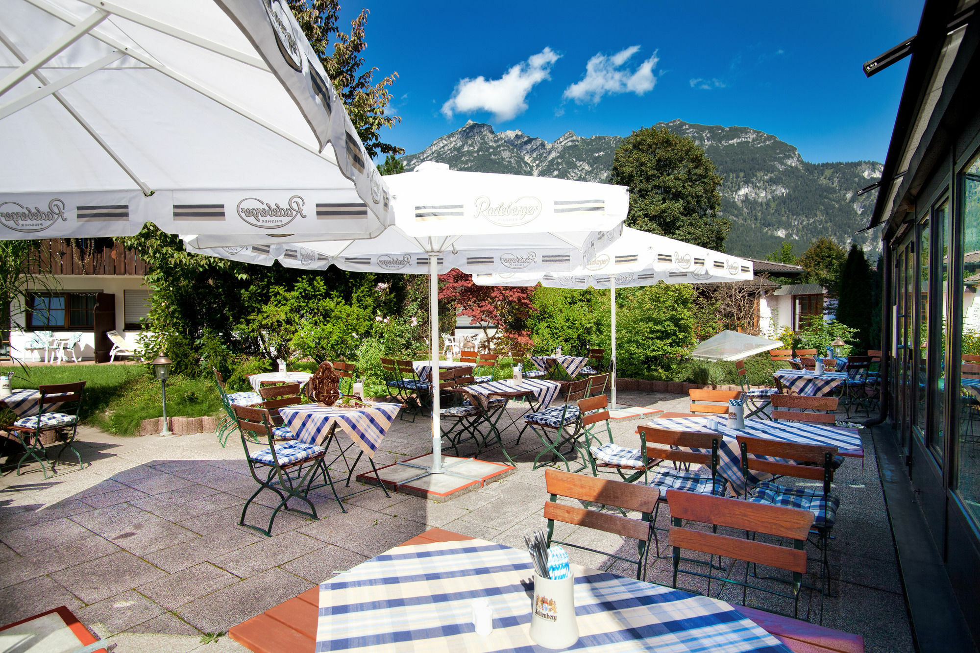 Hyperion Hotel Garmisch - Partenkirchen Exterior photo The restaurant in the summer
