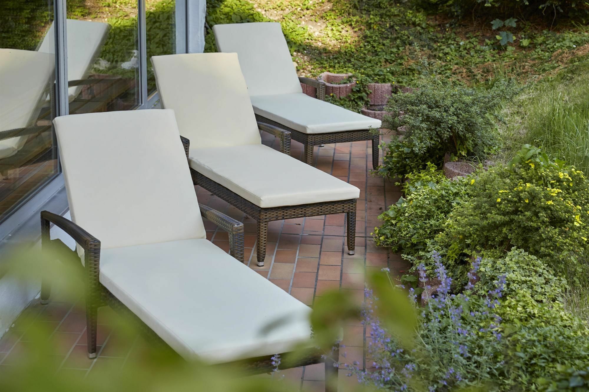 Hyperion Hotel Garmisch - Partenkirchen Exterior photo Sunloungers