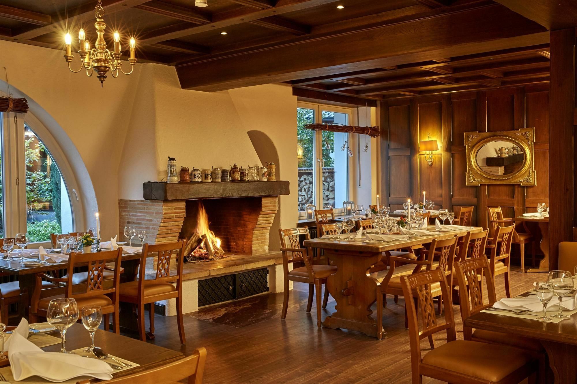 Hyperion Hotel Garmisch - Partenkirchen Exterior photo Restaurant in the Hotel de la Ville