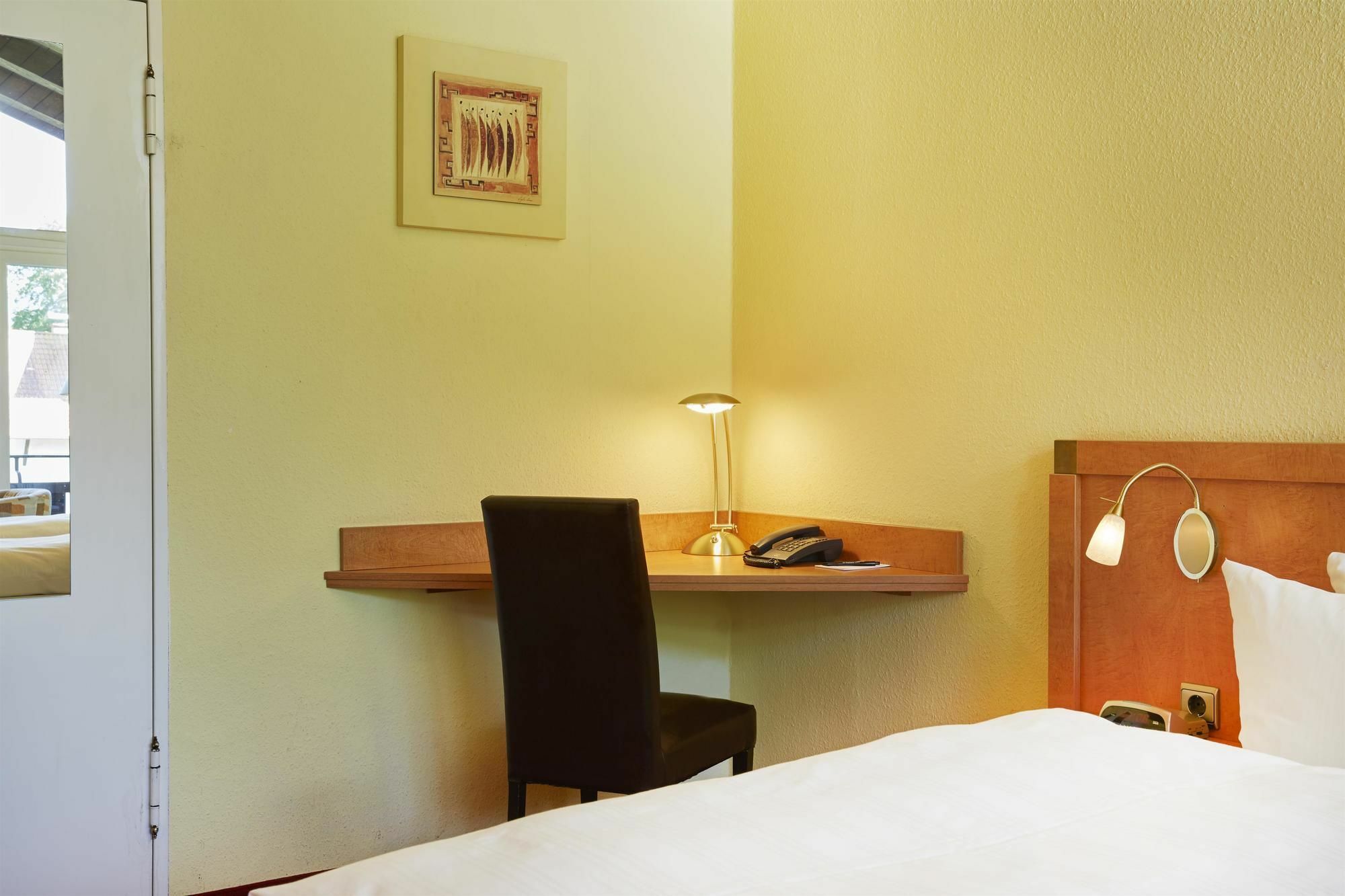 Hyperion Hotel Garmisch - Partenkirchen Exterior photo A typical room at the hotel